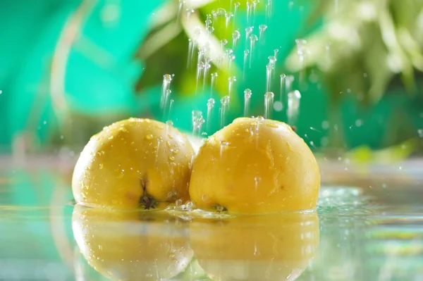 Manzanas Amarillas Agua —  Fotos de Stock