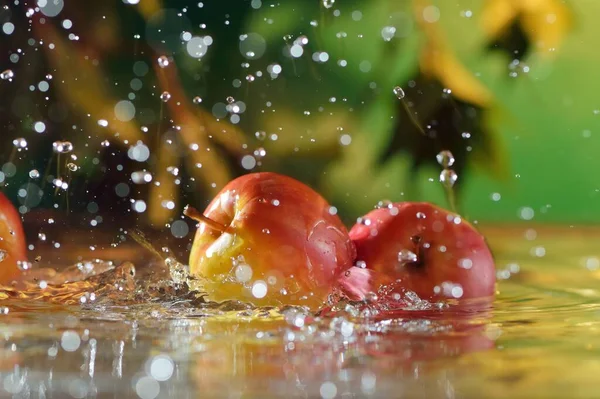 Яблоки Капельках Воды — стоковое фото
