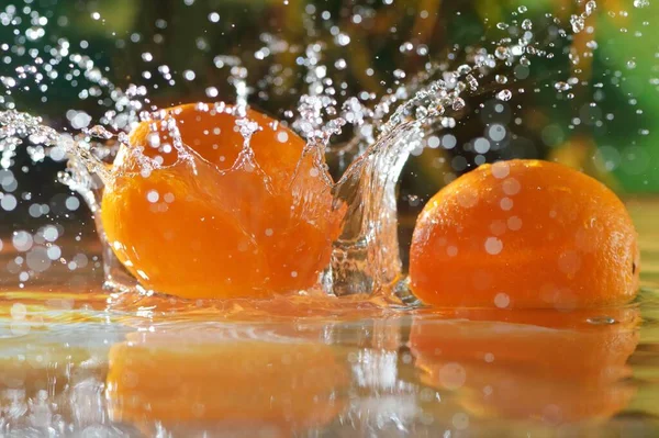Owoce Pomarańczy Spadają Wody Kroplami Wody Owoce Pomarańczy Wodą Naturze — Zdjęcie stockowe