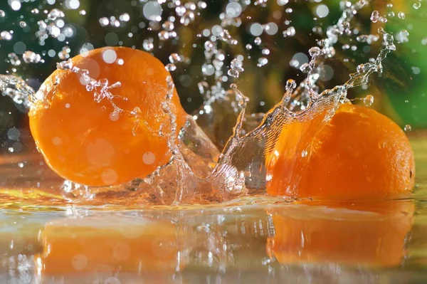 Frutti Arancia Cadono Acqua Con Gocce Acqua Frutti Arancioni Sono — Foto Stock