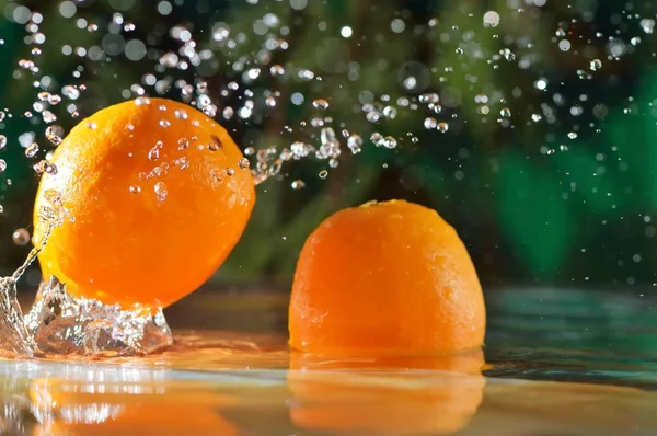 Frutti Arancia Cadono Acqua Con Gocce Acqua Frutti Arancioni Sono — Foto Stock