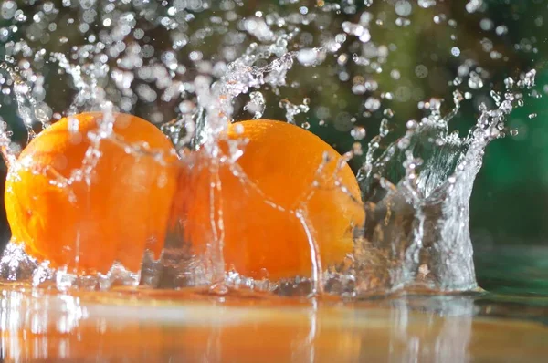 Frutti Arancia Cadono Acqua Con Gocce Acqua Frutti Arancioni Sono — Foto Stock