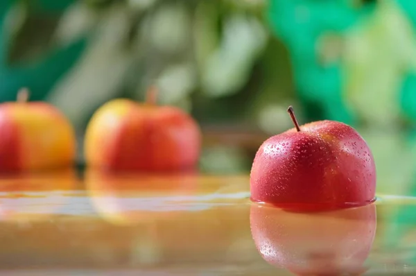 Frutos Maçãs Caem Água Com Baixas Água Frutas Laranja São — Fotografia de Stock