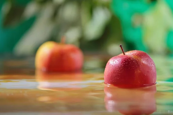 Frutos Maçãs Caem Água Com Baixas Água Frutas Laranja São — Fotografia de Stock