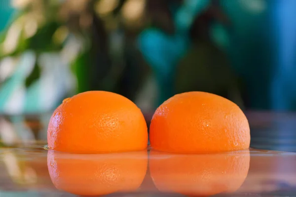 Orangenfrüchte Fallen Mit Wassertropfen Ins Wasser Orangenfrüchte Sind Wasser Der — Stockfoto