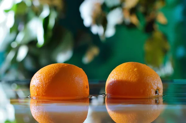 Frutos Cor Laranja Caem Água Com Baixas Água Frutas Laranja — Fotografia de Stock