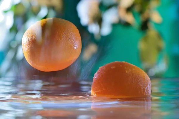 Frutti Arancia Cadono Acqua Con Gocce Acqua Frutti Arancioni Sono — Foto Stock