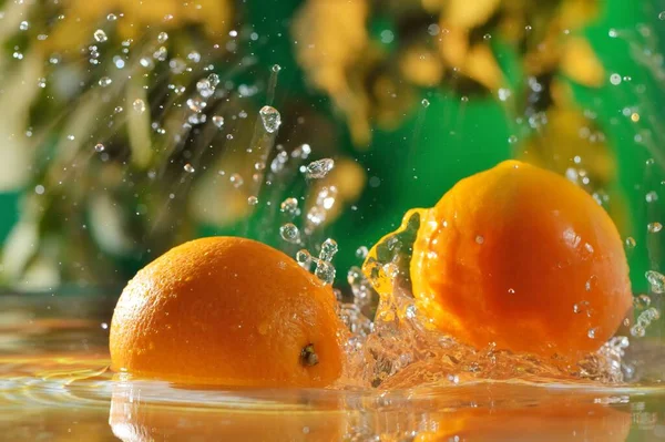 Owoce Pomarańczy Spadają Wody Kroplami Wody Owoce Pomarańczy Wodą Naturze — Zdjęcie stockowe