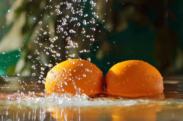 Fruits Orange Tombent Dans Eau Avec Des Gouttes Eau Les — Photo