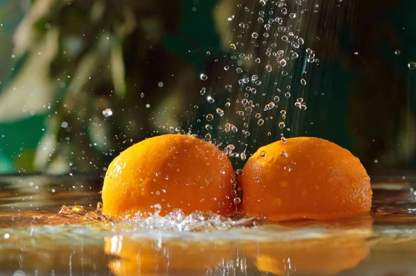 Плоды Апельсина Падают Воду Капельками Воды Апельсины Вода Природе — стоковое фото