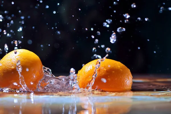 Frutos Cor Laranja Caem Água Com Baixas Água Frutas Laranja — Fotografia de Stock