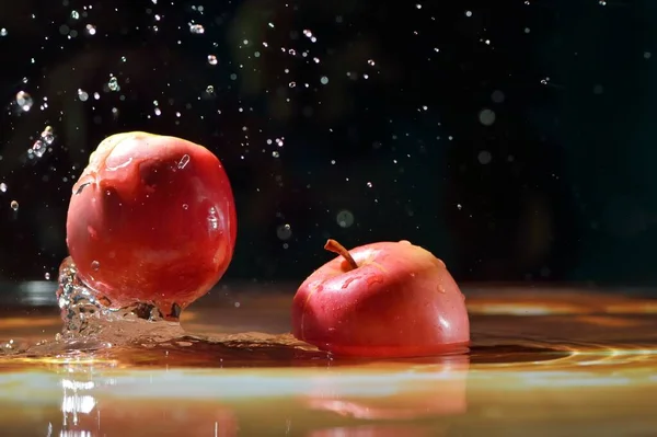 Плоды Яблок Падают Воду Каплями Воды Апельсины Вода Природе — стоковое фото