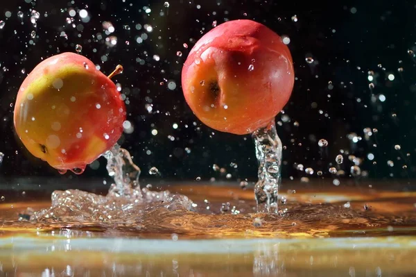 Owoce Jabłek Wpadają Wody Kroplami Wody Owoce Pomarańczy Wodą Naturze — Zdjęcie stockowe