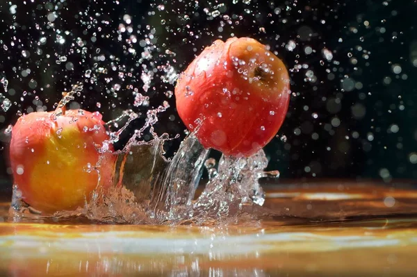 Los Frutos Las Manzanas Caen Agua Con Gotas Agua Los — Foto de Stock