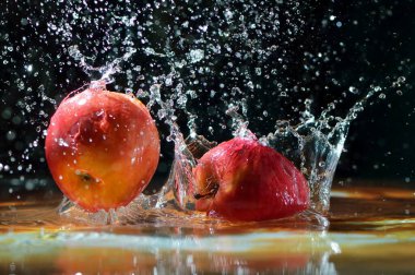Elma meyveleri bir damla suyla suya düşer. Turuncu meyveler doğada sudur..