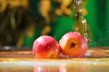 Elma meyveleri bir damla suyla suya düşer. Turuncu meyveler doğada sudur..