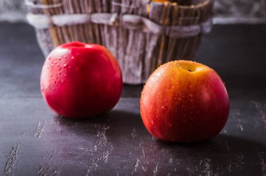 Kırmızı elma yaklaş. Siyah desenli taze kırmızı elma. Elma ve su damlası. metin alanı. Vejetaryenler için sağlıklı yiyecekler.