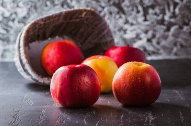 Siyah desenli taze kırmızı elma. Elma ve su damlası. metin alanı. Vejetaryenler için sağlıklı yiyecekler.