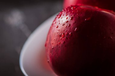 Kırmızı elma yaklaş. Siyah desenli taze kırmızı elma. Elma ve su damlası. metin alanı. Vejetaryenler için sağlıklı yiyecekler.