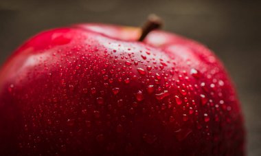 Kırmızı elma yaklaş. Siyah desenli taze kırmızı elma. Elma ve su damlası. metin alanı. Vejetaryenler için sağlıklı yiyecekler.