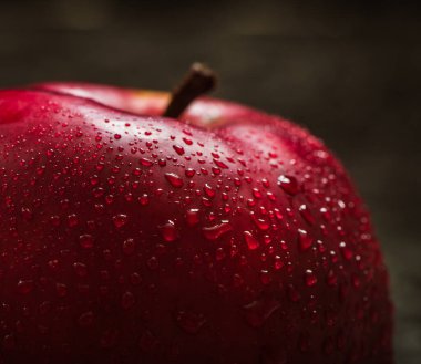 Kırmızı elma yaklaş. Siyah desenli taze kırmızı elma. Elma ve su damlası. metin alanı. Vejetaryenler için sağlıklı yiyecekler.