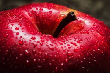 Kırmızı elma yaklaş. Siyah desenli taze kırmızı elma. Elma ve su damlası. metin alanı. Vejetaryenler için sağlıklı yiyecekler.