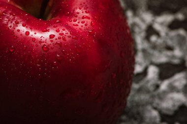 Kırmızı elma yaklaş. Siyah desenli taze kırmızı elma. Elma ve su damlası. metin alanı. Vejetaryenler için sağlıklı yiyecekler.