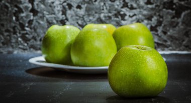 Faydalı meyveler sarı, sulu elmalar.