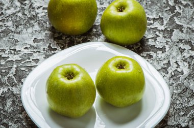 Faydalı meyveler sarı, sulu elmalar.