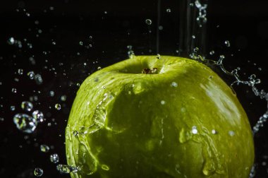 Masada taze elmalar.