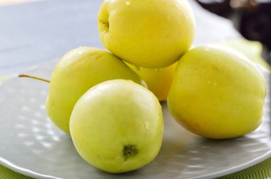 Faydalı meyveler sarı, sulu elmalar.