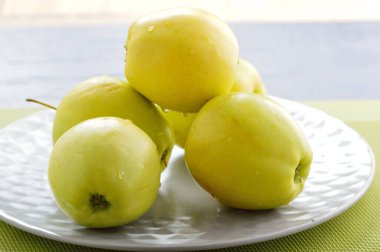 Faydalı meyveler sarı, sulu elmalar.