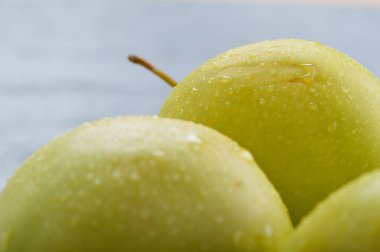 Masada taze elmalar.