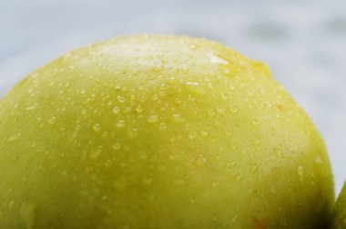 Masada taze elmalar.