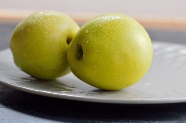 Masada taze elmalar.