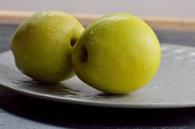 Faydalı meyveler sarı, sulu elmalar.