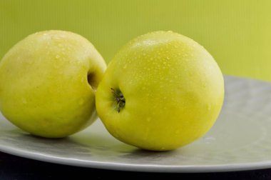 Faydalı meyveler sarı, sulu elmalar.