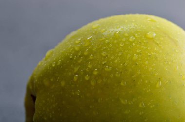 Masada taze elmalar.