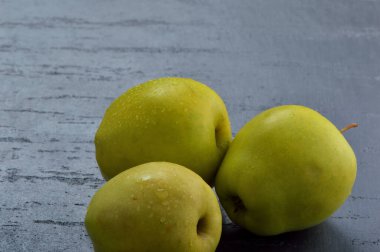 Faydalı meyveler sarı, sulu elmalar.