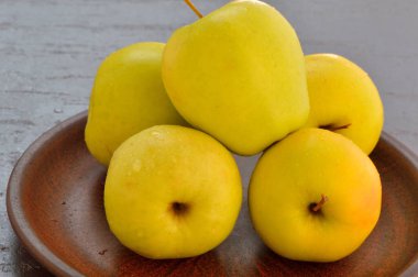 Faydalı meyveler sarı, sulu elmalar.