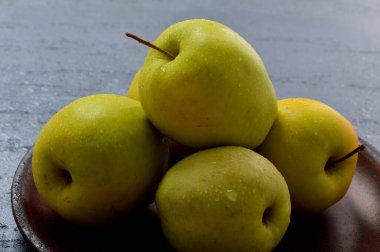 Faydalı meyveler sarı, sulu elmalar.