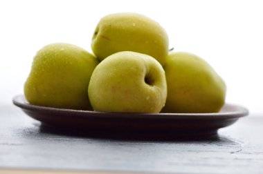 Faydalı meyveler sarı, sulu elmalar.