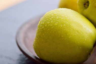 Masadaki sarı taze elmalar. Meyve vejetaryenler için yararlı bir yemektir..