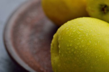 Masadaki sarı taze elmalar. Meyve vejetaryenler için yararlı bir yemektir..