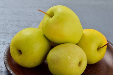 Masadaki sarı taze elmalar. Meyve vejetaryenler için yararlı bir yemektir..