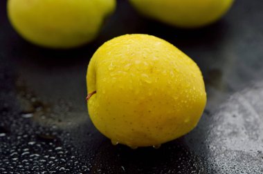 Masadaki sarı taze elmalar. Meyve vejetaryenler için yararlı bir yemektir..