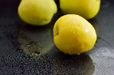 Masadaki sarı taze elmalar. Meyve vejetaryenler için yararlı bir yemektir..