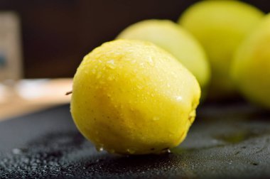 Masadaki sarı taze elmalar. Meyve vejetaryenler için yararlı bir yemektir..