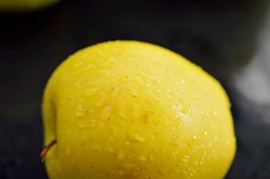 Masadaki sarı taze elmalar. Meyve vejetaryenler için yararlı bir yemektir..