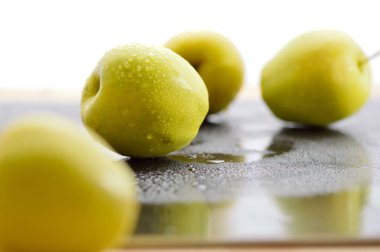 Masadaki sarı taze elmalar. Meyve vejetaryenler için yararlı bir yemektir..